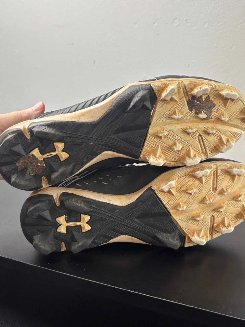 Under Armour Leadoff men’s cleats, size 7, baseball, softball, sports, summer